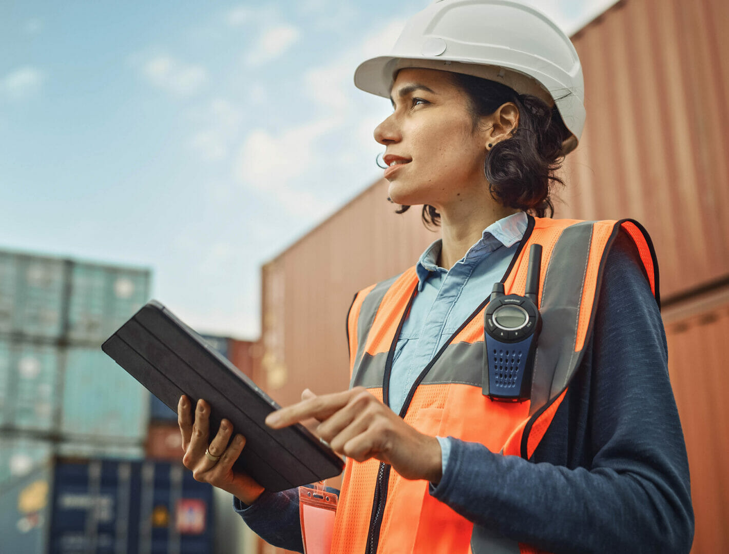 Bauarbeiterin mit Tablet in der Hand