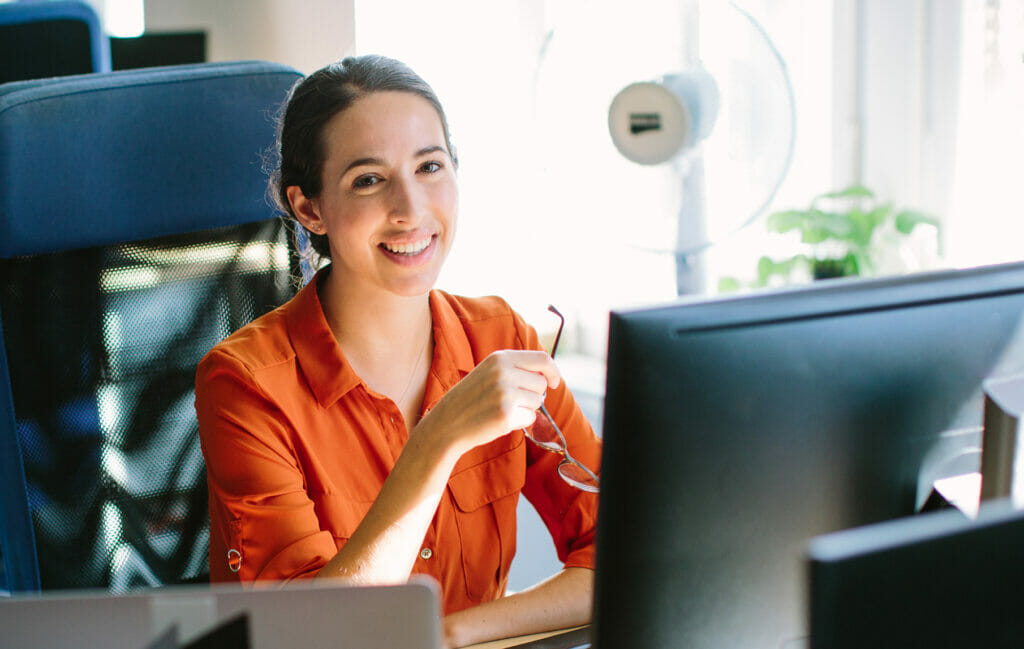 junge Frau arbeitet an ihrem Computer