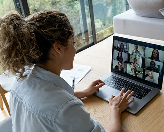 Junge Frau führt Videogespräch mit Kollegen