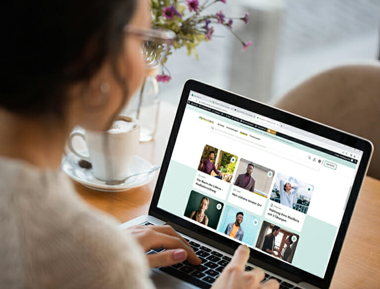  a woman_at_laptop uses myFürstenberg 