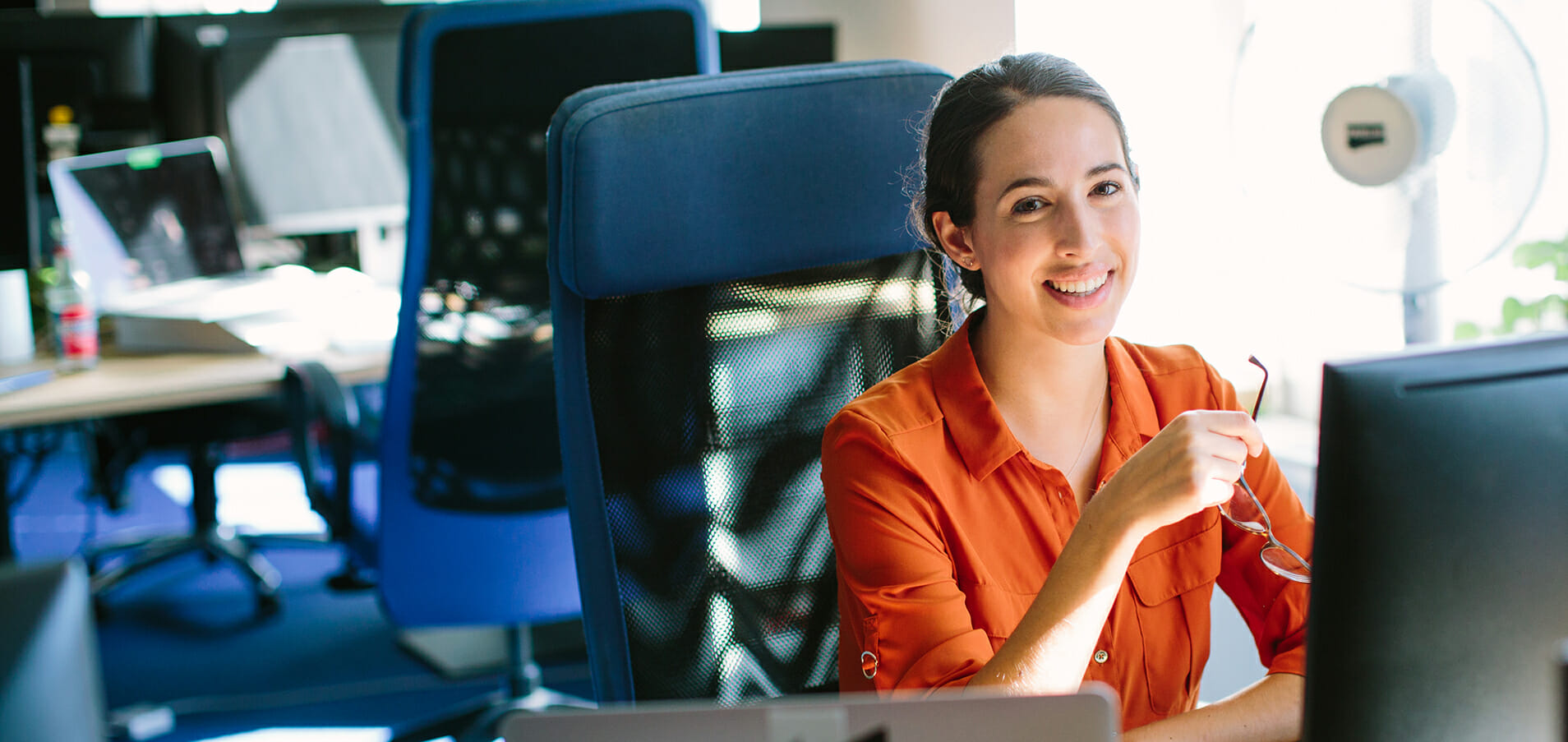 selbstbewusste Frau, die an ihrem Computer arbeitet