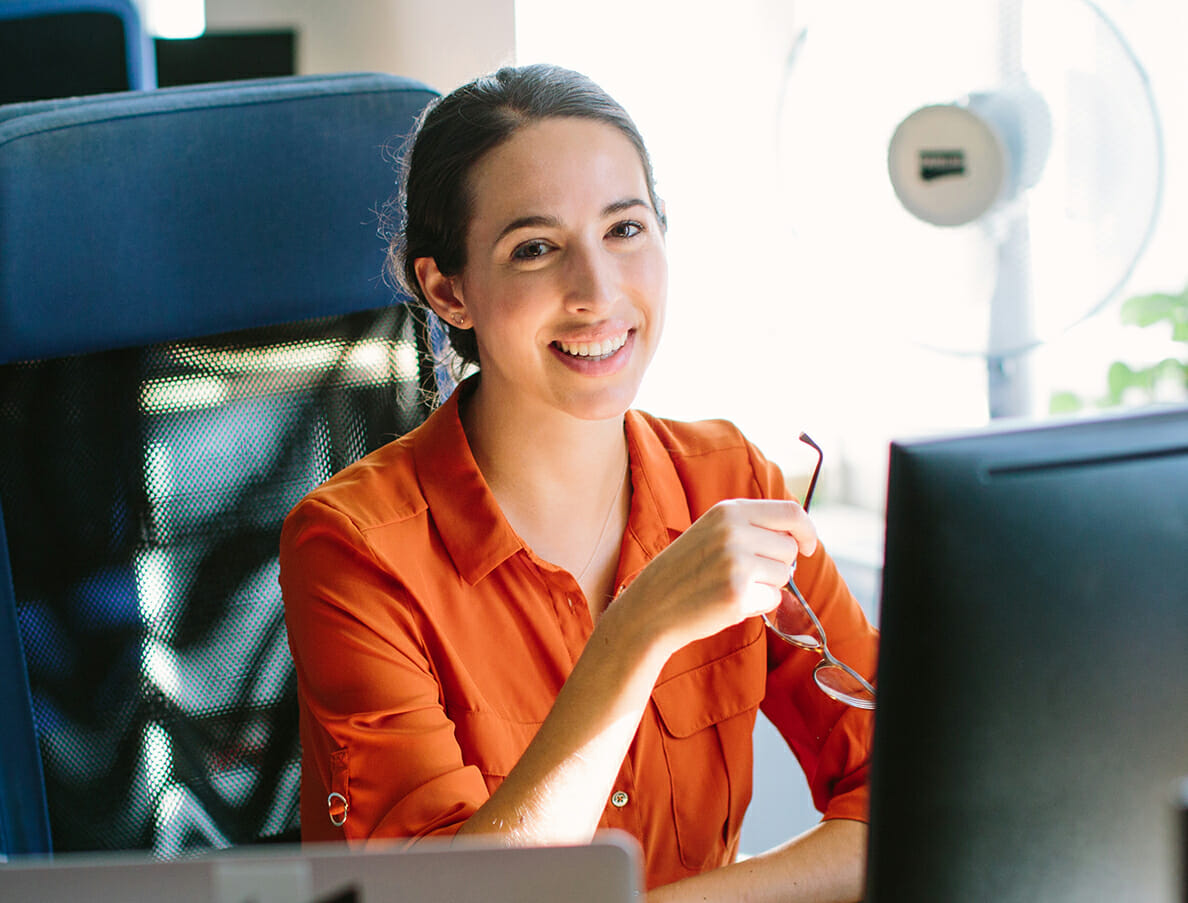 selbstbewusste Frau, die an ihrem Computer arbeitet