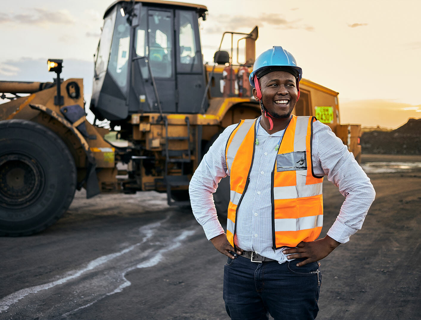 Lachender Vorarbeiter auf Baustelle