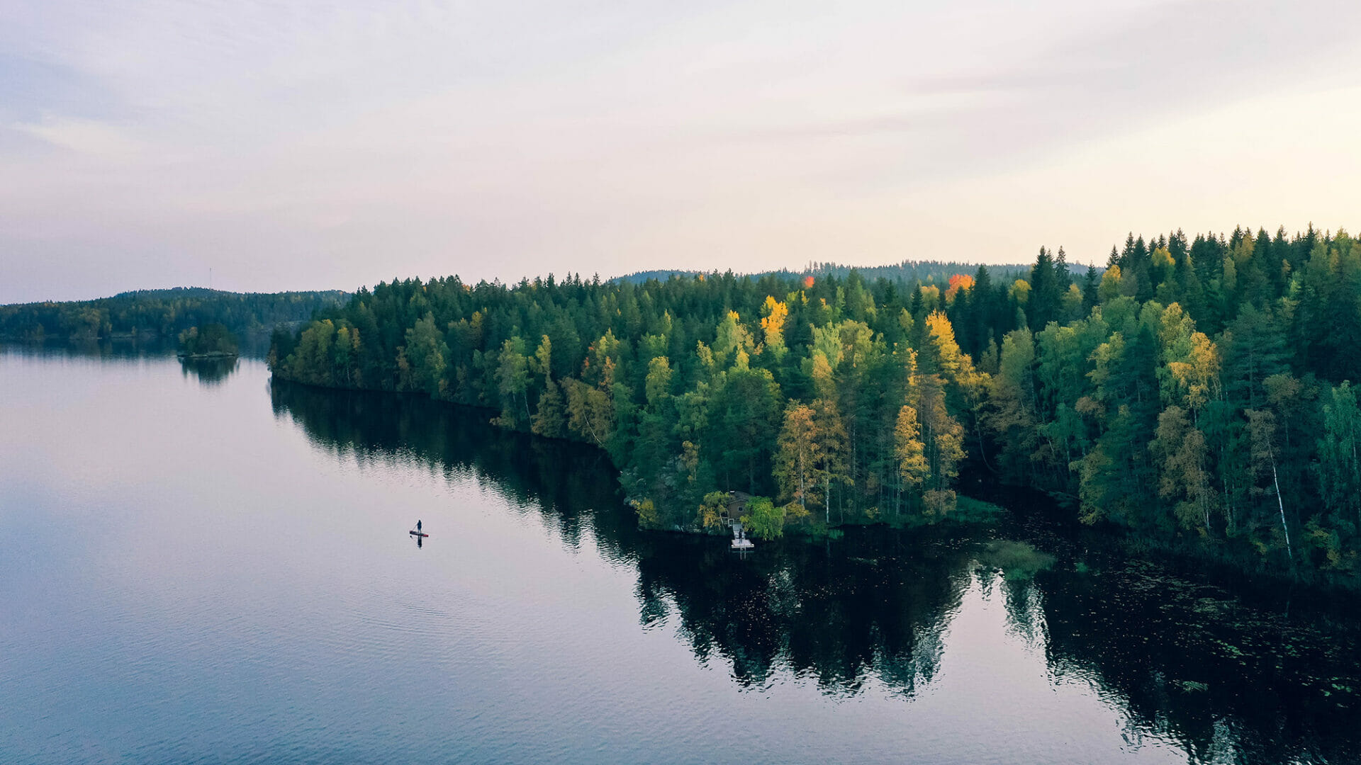 Luftaufnahme mit Seen, Inseln und Wäldern in Heinola, Finnland