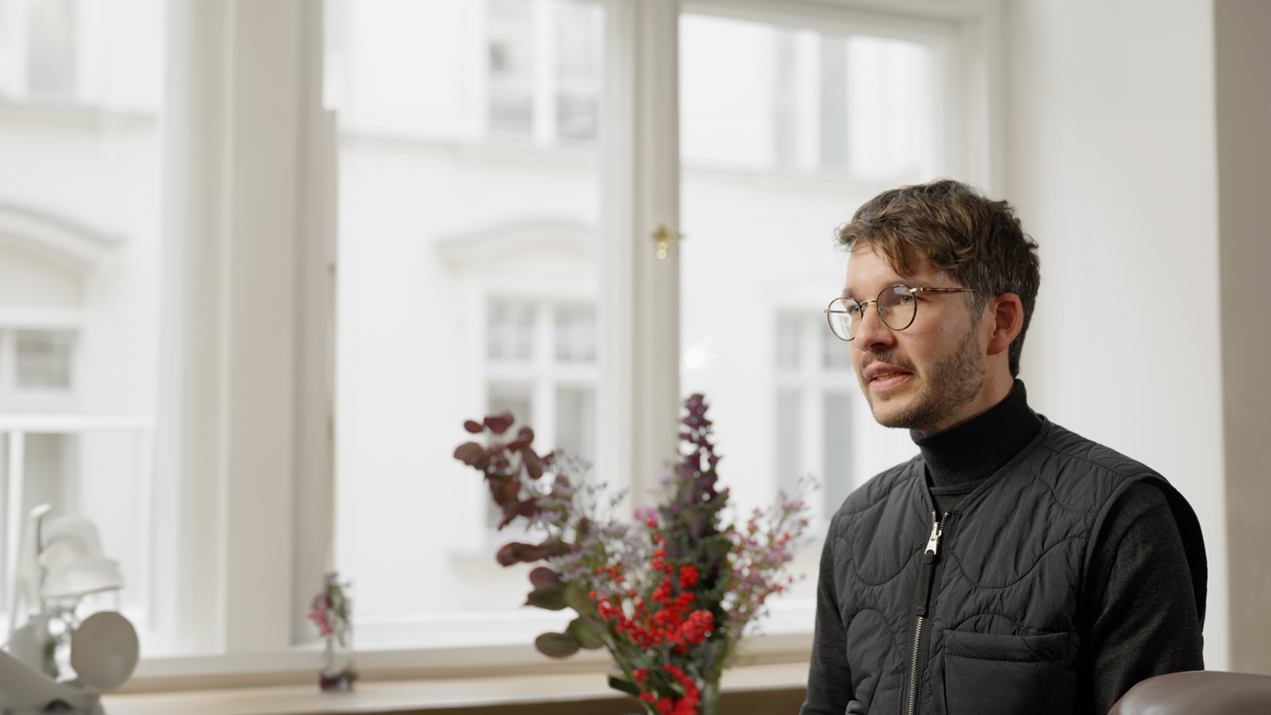 Teaserbild Video: Feeling Better at Life. Zu sehen Moritz Hagedorn vor einem Fenster in einer Interview Situation