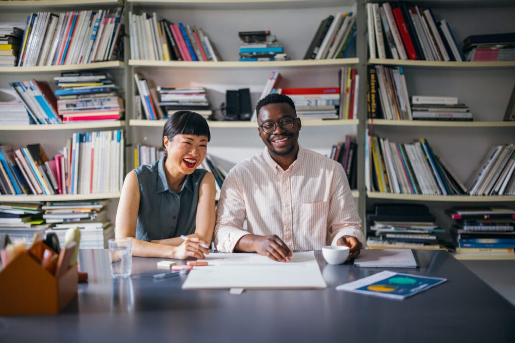 Team aus zwei Personen im Office