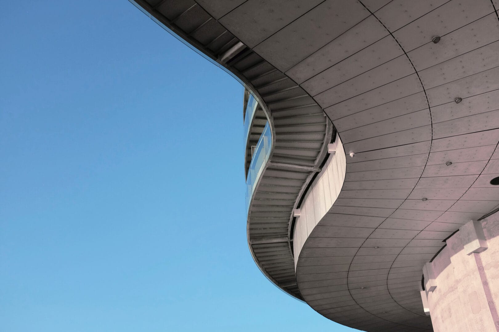 Geschwungene Außenfassade und blauer Himmel