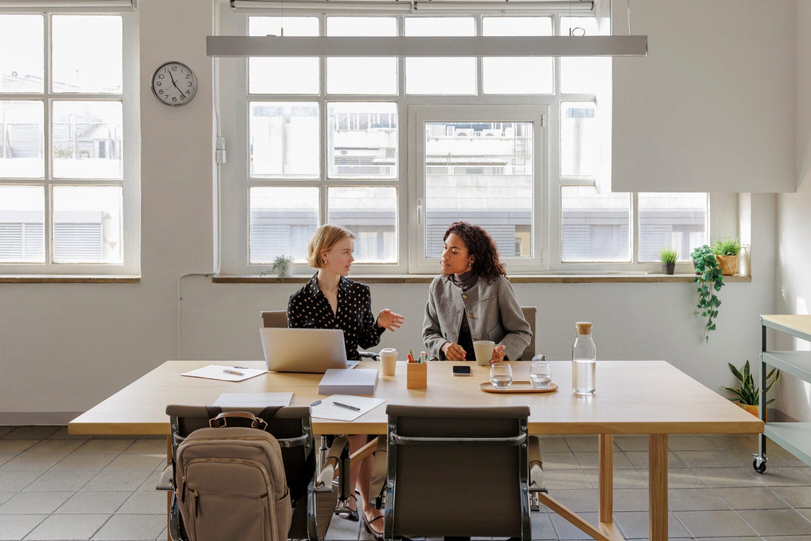 Zwei Frauen im Gespräch im Meetingraum