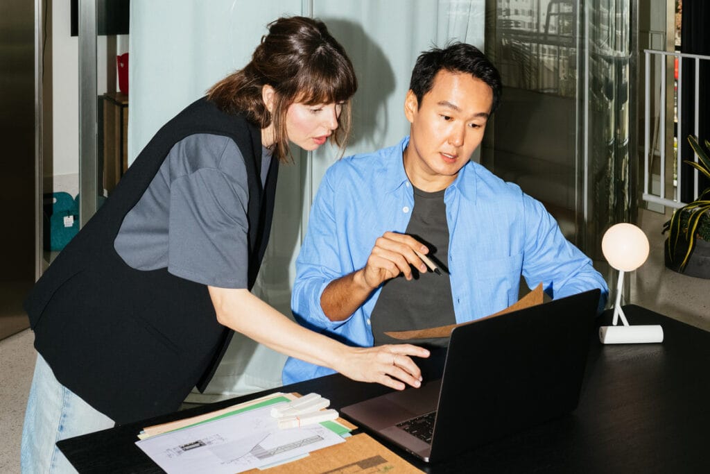 GBU Psych Pflicht: zwei Personen gucken interessiert auf Laptop