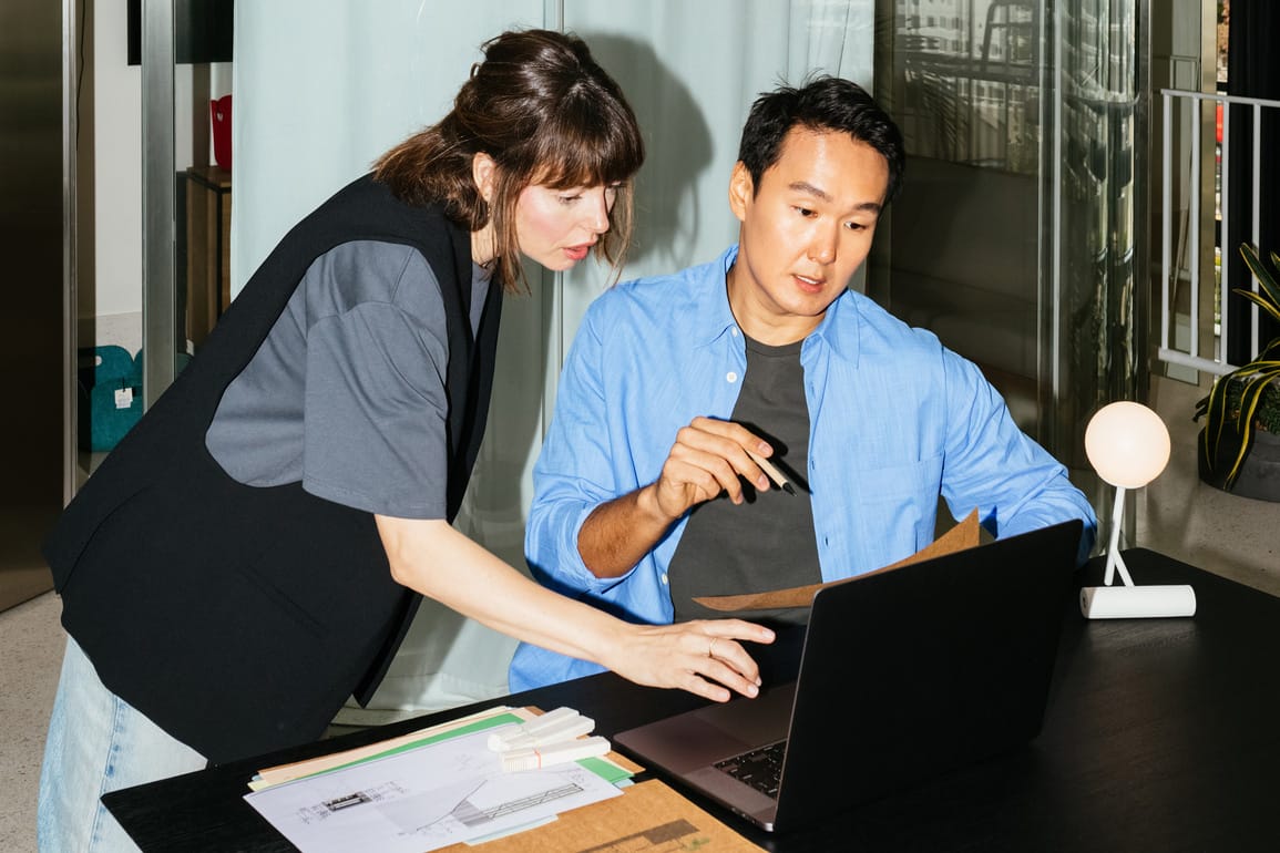 GBU Psych Pflicht: zwei Personen gucken interessiert auf Laptop