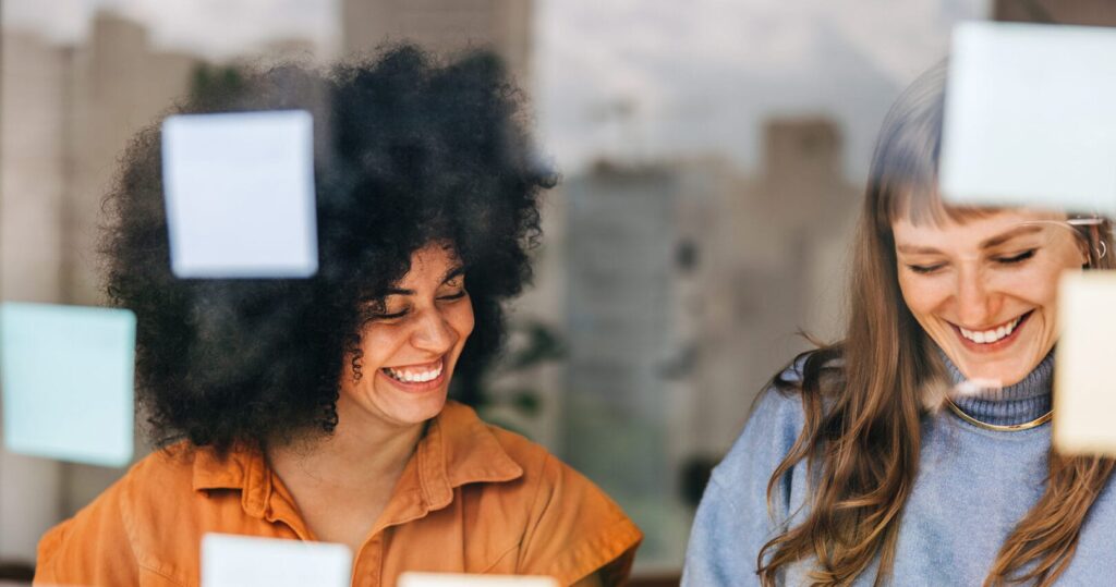 Zwei Frauen im Austausch zu den passenden Konfliktmanagement Methoden