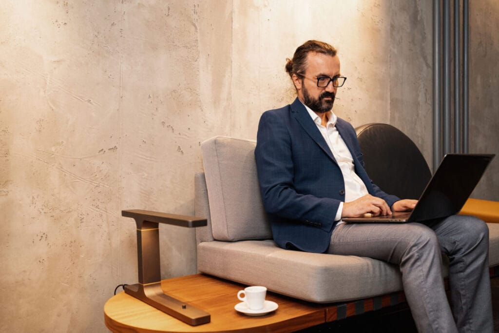 männliche Führungskraft im digitalen Einzel-Coaching, zur Konfliktlösung im Führungsalltag