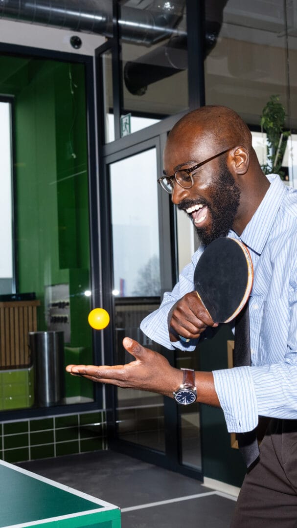 Mann macht Aufschlag beim Tischtennis