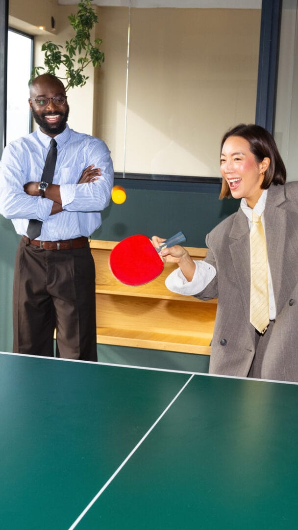Frau macht Tischtennis Aufschlag im Office
