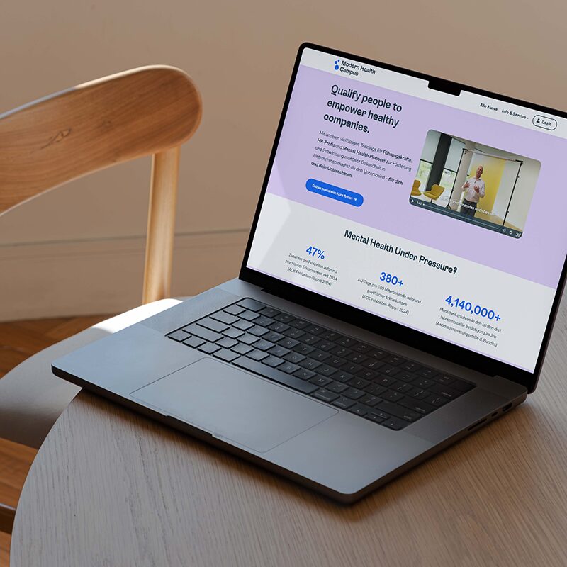Laptop mit der Startseite vom Fürstenberg Campus, der digitalen Lernplattform vom Fürstenberg Institut