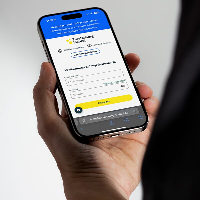 Handy mit dem Login von myFürstenberg – der digitalen EAP Plattform vom Fürstenberg Institut